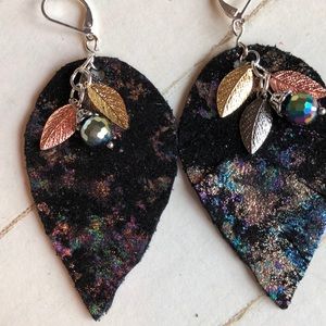 Leather earrings with dangle